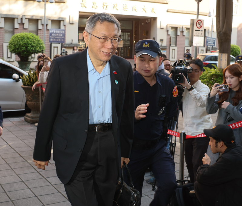 台北地方法院審理京華城及柯文哲政治獻金案，16日繼續進行言詞辯論程序，傳喚前台北市長柯文哲（左）到庭。

