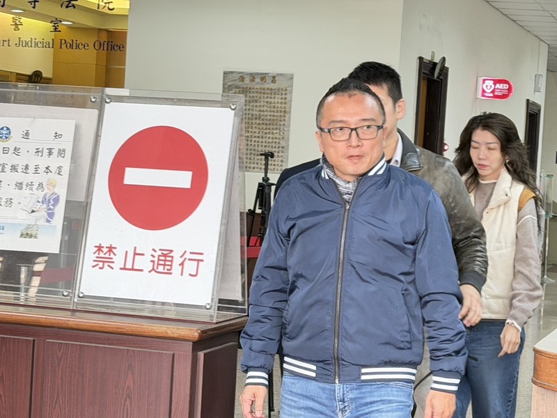 停職的新竹市長高虹安涉立委任內詐領助理費，二審台灣高等法院16日改依使公務員登載不實偽造文書罪判刑6月。民眾黨秘書長周榆修聆判後表示，高虹安沒有貪污，呼籲停止司法追殺。

