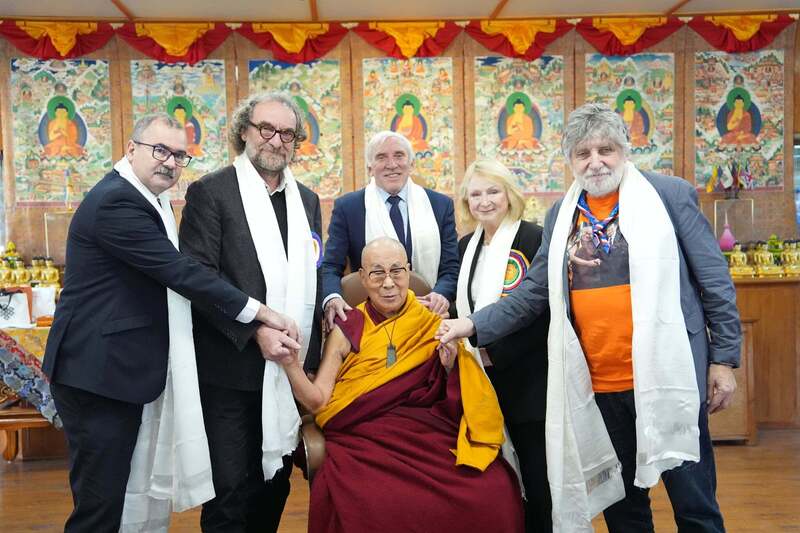 捷克參議院副議長瑟特蘿娃（後右2）近日率領參議院代表團前往印度，恭賀達賴喇嘛90歲生日。捷克代表團關注中共對西藏民族壓迫現況，包括禁止傳承西藏文化，以及強制將藏族兒童送往中國「再教育」等議題。
（捷克參議院提供）