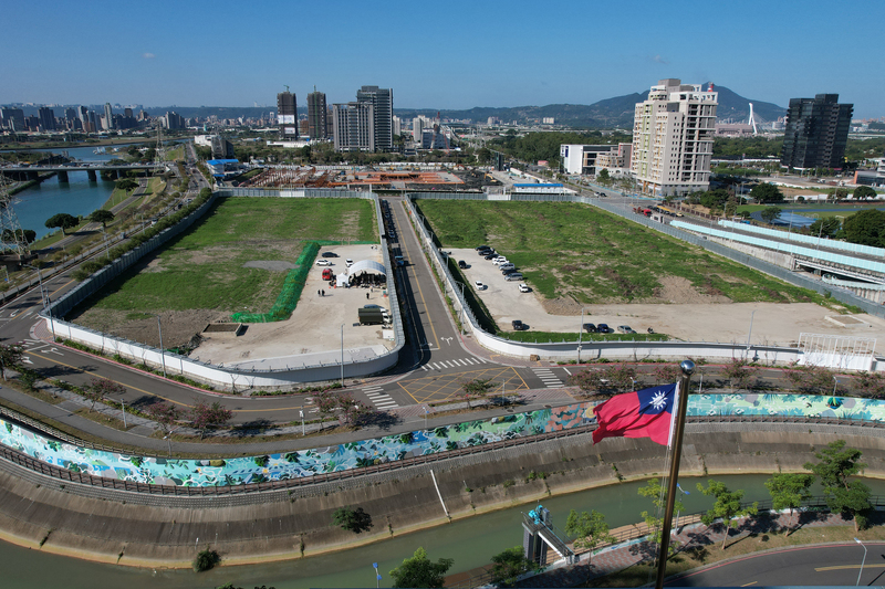 LG
北市將為輝達廢除T17、T18基地中間道路
輝達將落腳北士科，台北市長蔣萬安17日前往
T17、T18基地視察，並表示目前兩塊基地已進入都市
計畫變更的公展程序，預計1個月後召開都審會議，
將T17、T18基地合併，若一切順利大概在農曆年前就
能簽約，也邀請輝達執行長黃仁勳參與簽約儀式。
中央社記者徐肇昌攝　114年12月17日
