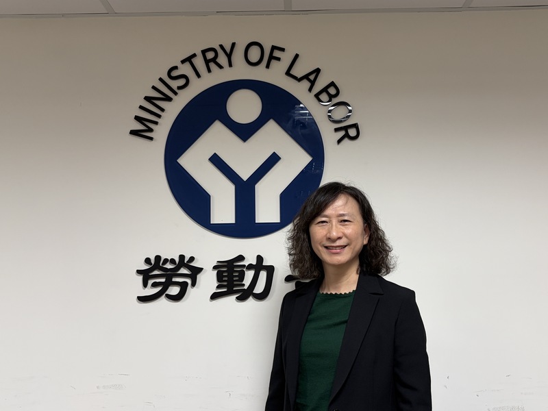 勞動部17日預告就業保險修法草案，勞動部勞動保險司司長陳美女說明，這次修法將擴大就業保險的加保年齡、縮短請領失業給付等待期以及增訂育嬰留職停薪津貼6+1個月規定。
