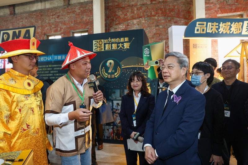 2025地方特色產業創意大賽頒獎典禮17日在台北華山文創園區舉行，優勝團隊也展示成果。經濟部長龔明鑫（前右1）到場參觀，參賽團隊穿上宮廷古裝服飾介紹金門後浦總兵宴特色。
