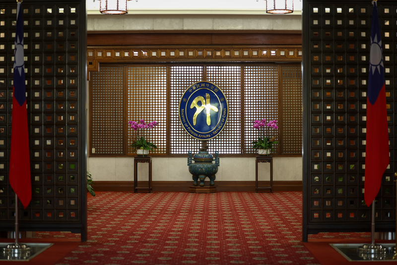 中國外交部再提台灣地位被「七重鎖定」，外交部發言人蕭光偉17日駁斥此「謬論」，指中方企圖顛倒是非、自欺欺人並誤導國際視聽。圖為外交部正門口部徽。 (圖：中央社)