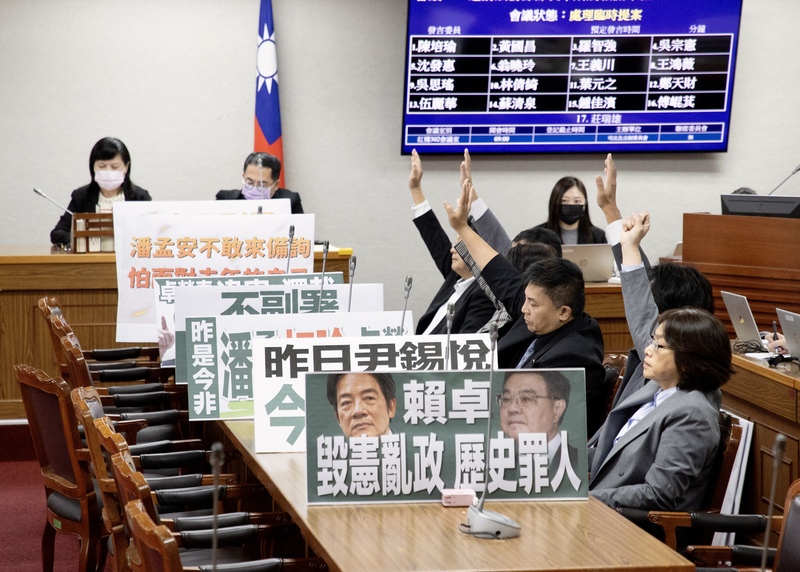 針對行政院長卓榮泰不副署財劃法，總統府祕書長潘孟安未列席立法院司法委員會報告。包括民眾黨立委黃國昌、國民黨立委羅智強等人18日在立法院司法及法制委員會提出兩份譴責案，認為其毀憲亂政，經表決兩案均多數過半、通過。