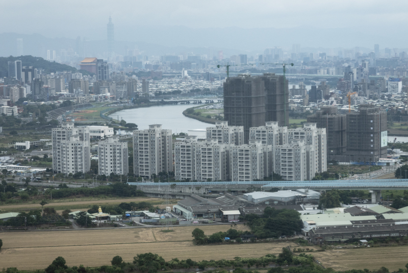 圖為台北市北投區遠眺市區興建中的建案大樓。
