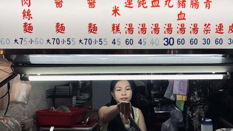 台灣旅美導演鄒時擎將個人生命故事改編成電影「左撇子女孩」在國際大獲成功，來自越南的新住民演員陳秋柳在片中飾演在夜市麵攤打工的阿莉，與單親媽媽淑芬的大女兒宜安有精彩對戲。（陳秋柳提供）
