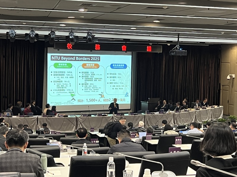台灣大學20日召開校務會議，校長陳文章（後中）表示，台大每年投入約11億元留才、4億元攬才，並提供新進教師創始經費，期盼有較優渥的環境。