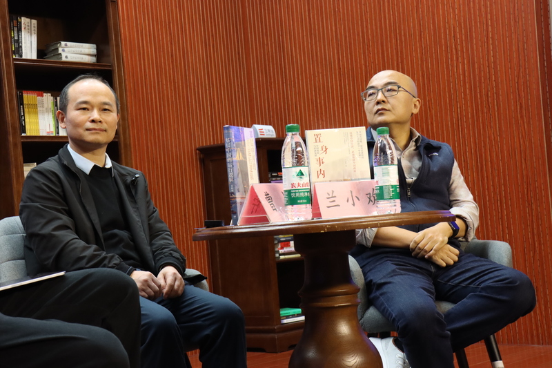 講述中國地方政府角色與經濟發展的「置身事內」一書作者、現為中歐國際工商學院經濟學教授蘭小歡（右）以及「基層中國的運行邏輯」作者、中國人民大學教授聶輝華（左）19日晚上在陸家嘴圖書館對談。