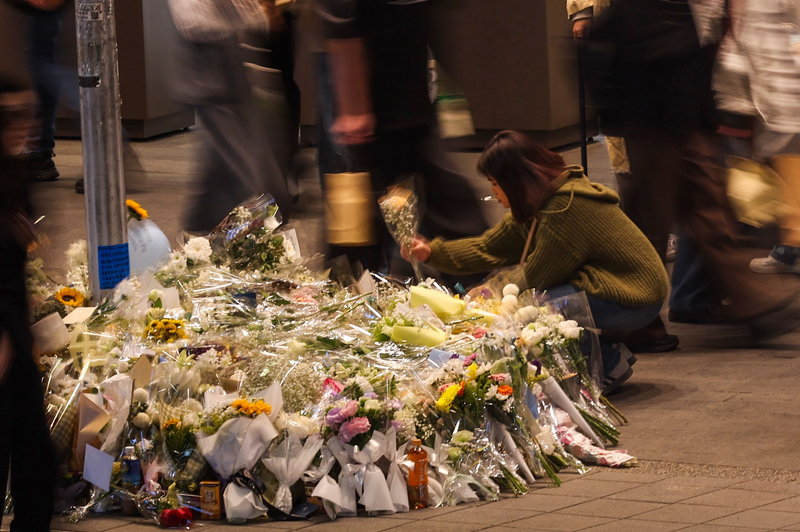 台北市19日晚間爆發隨機傷人事件震驚各界，事發後在北捷台北車站M7出口附近與誠品南西店門前（圖）都有人擺放鮮花等表達悼念，21日入夜後，追思花束仍不斷增加。