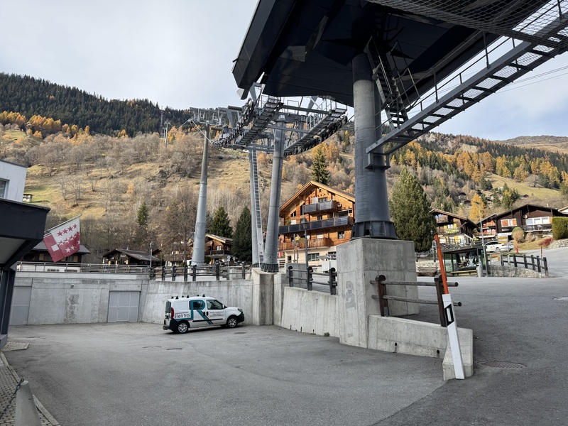 一般來說，瑞士瓦萊州11月即會迎來大雪，山頭雪白。但今年雪量甚少，11月無雪，山頭秋意濃厚，完全沒有入冬的氣氛。圖為瓦萊州雪場纜車站周邊11月狀況。(中央社)
