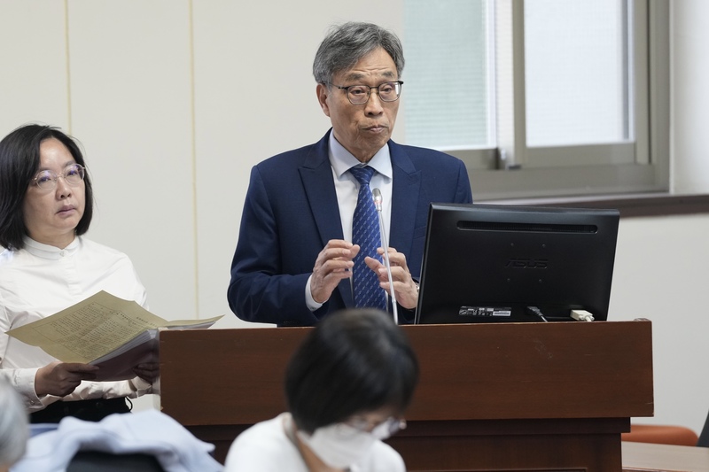 立法院經濟委員會22日審查「農民退休儲金條例」部分條文修正草案，農業部長陳駿季（後右）列席並接受立委質詢。