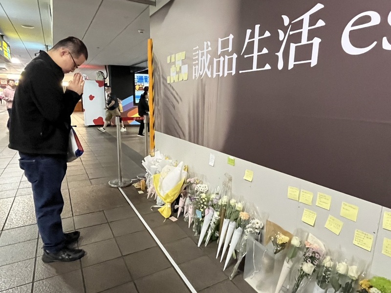 22日是張文隨機攻擊案後的第一個上班日，許多民眾在擺滿花束事發現場悼念見義勇為犧牲的余家昶。


