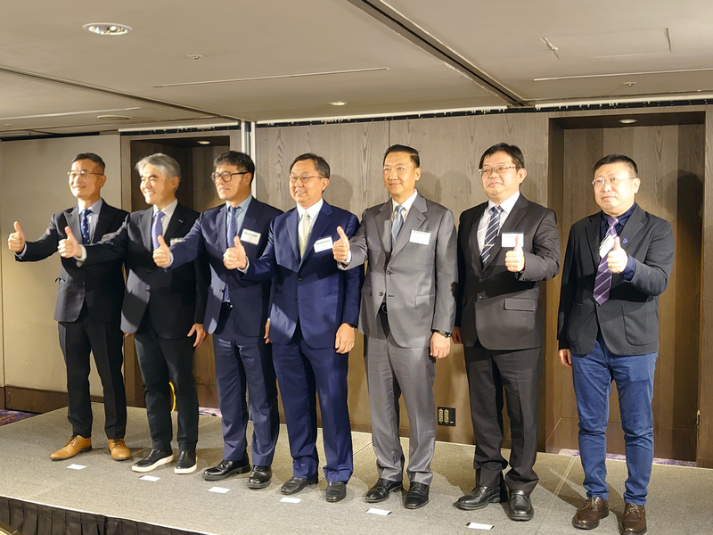 台灣太陽光電產業協會等太陽光電產業七大公協會22日舉行媒體交流會，表示產業遭遇逆風，綠電供給增長停滯，期望政府能落實漁電並重，建立更具效率的審查規範，並統一行政標準以找回投資者信心。(中央社)
