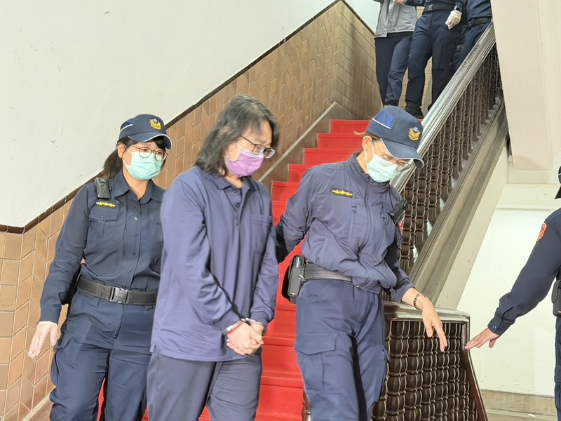 男童「剴剴」遭虐死案，二審台灣高等法院22日開庭辯論，可望辯結定宣判日。法警提解被告保母姊妹劉彩萱（前中）、劉若琳。 (圖：中央社)
