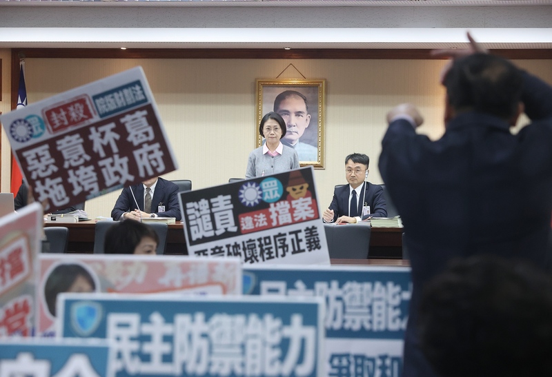 CD
藍白聯手再封殺國防特別條例（3）
立法院程序委員會23日開會，藍白立委挾人數優勢表
決，預算規模新台幣1.25兆元的強化防衛韌性及不對
稱戰力計畫採購特別條例草案暫緩列案，民進黨立委
王義川（右）指責主持會議的召委翁曉玲（後中）。
中央社記者郭日曉攝　114年12月23日
