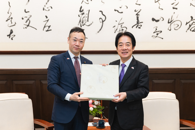 賴清德總統（右）接見日本前法務大臣鈴木馨祐（左）所率訪團，感謝鈴木在法務大臣任內推動修
法，從2025年5月26日開始，旅日僑胞可以在戶籍當中的「國籍、地區」欄位登記為「台灣」，展現台日友好關係。（總統府提供）