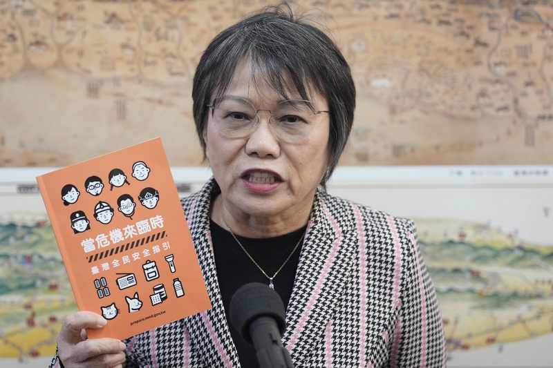 立法院內政委員會24日繼續審查「住宅法」修正草案等43案，內政部長劉世芳會前接受媒體聯訪，針對未來小橘書改版方向，以及預計印製預算等問題，劉世芳表示，115年度中央政府總預算案現在還在立法院，不敢確定明年立法院是否會讓他們再印小橘書，但會極力爭取。
