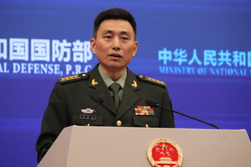 中國國防部25日舉辦例行記者會，發言人張曉剛回應中外媒體記者的提問。