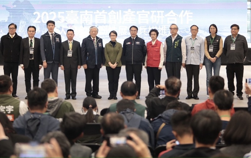 「2025台南首創產官研合作無人機救災韌性展演」26日在台南市歸仁區登場，副總統蕭美琴（左6）到場
與台南市長黃偉哲（右6）等人一同見證如何導入創新科技協助防災。
