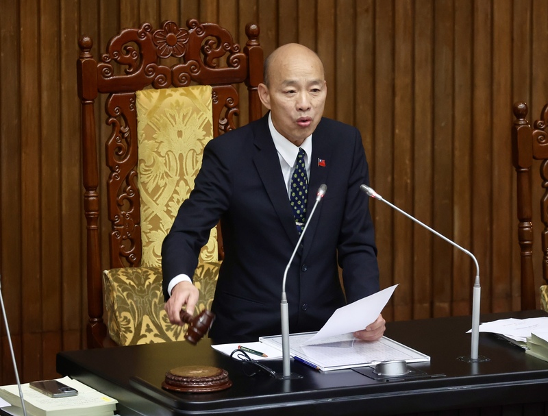 立法院院會26日三讀公職人員選舉罷免法部分條文修正草案，立法院長韓國瑜敲槌宣布三讀通過，未來原住民立委若有缺額即補選。