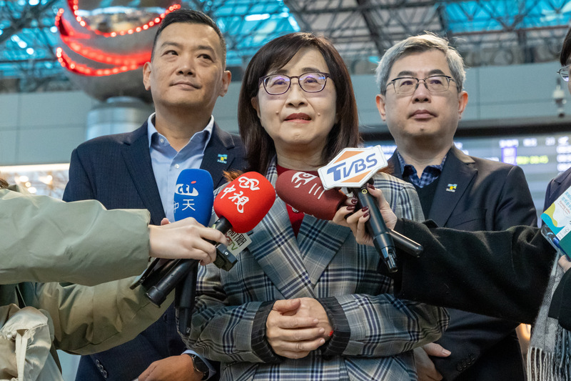 台北上海雙城論在上海舉行，台北市副市長林奕華（中）27日在桃園機場率團出發，受訪時表示將就兩市經驗進行交換，希望在交流過程中，能讓第16年的雙城論壇持續做好的互相學習。