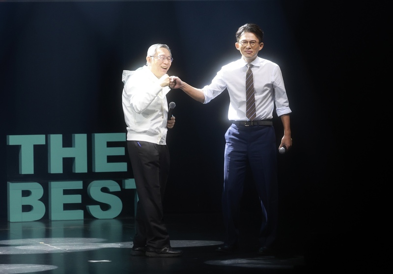 台灣民眾黨「為新北應援X DO THE BEST」活動27日下午在新北市新莊區舉行，前黨主席柯文哲（左）與
現任黨主席黃國昌（右）同台亮相，互相碰拳致意。