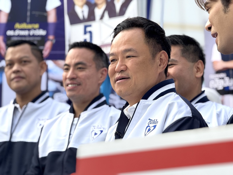 泰國總理阿努廷（左3）是泰自豪黨黨魁，作為該黨推派的總理候選人，他表示泰自豪黨不會觸及刑法第112條，無論是修改刑法、憲法修正案或特赦。
