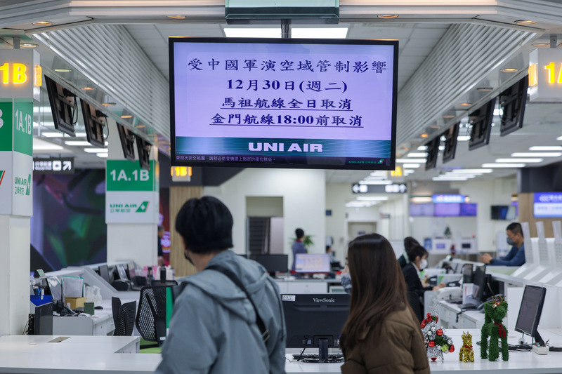 中共軍演影響，預估30日上午8時到晚間6時國際線影響超過10萬名旅客，國內線總計取消金門68架次、馬祖16架次，影響約6000名旅客。台北松山機場上午公告馬祖航線全日取消、金門航線晚間6點前停飛。