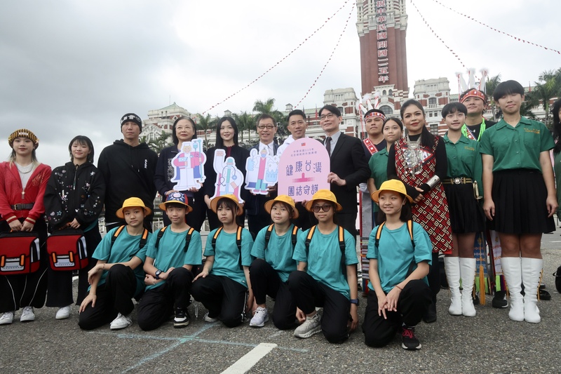 PD
元旦總統府升旗典禮總彩排（1）
「中華民國115年元旦總統府升旗典禮」30日進行總
彩排，北一女中樂儀旗隊、SoulMan與國中小舞者、
原民歌手阿洛．卡力亭．巴奇辣（Ado. Kaliting. 
Pacidal）（右4）、以醫護人員為主組成的國歌領唱團
與極地超馬選手陳彥博（後排左7）出席。
中央社記者張皓安攝　114年12月30日
