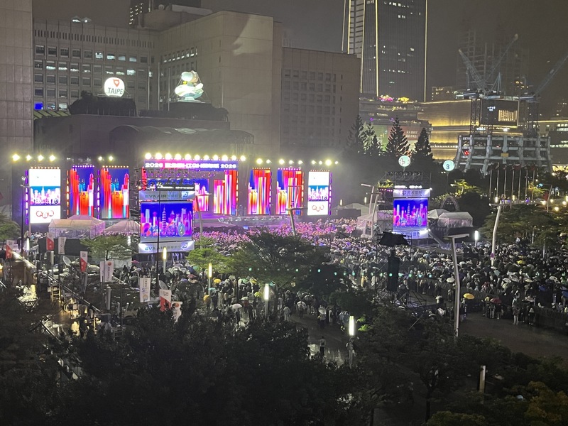 「台北最High新年城–2026跨年晚會」31日晚間登
場，但天公不作美，而在台北大巨蛋蔡依林同步開唱
加持下，台北捷運統計至晚間8時，全線總運量仍較
去年跨年平均運量增約4.4萬人次。
