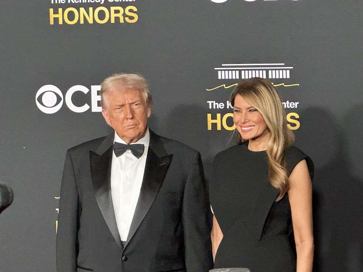 美國總統川普夫婦抵達甘迺迪表演藝術中心。(X平台)