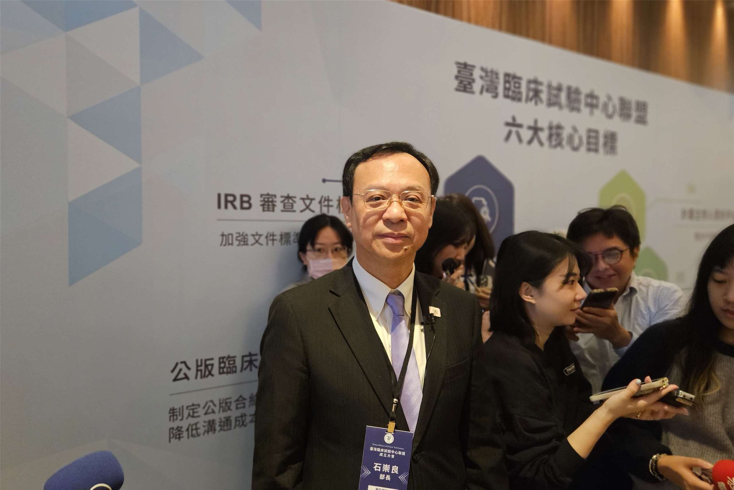 針對網紅仲介海外醫美，衛福部長石崇良8日表示將嚴查違法。(劉品希 攝)