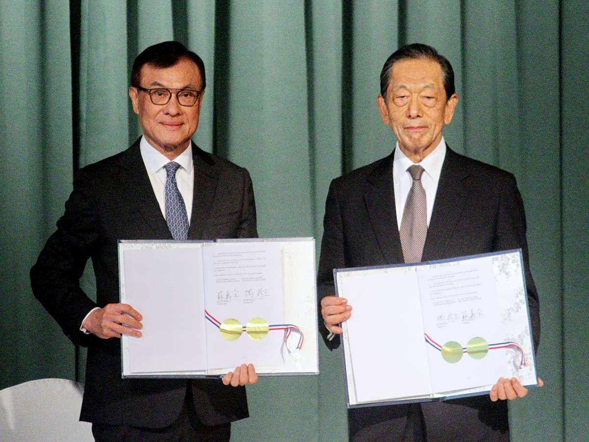 台日關係協會會長蘇嘉全(左)，日台交流協會會長隅修三(右) 4日簽署「地區海關合作備忘錄」、「台日數位貿易協議」 (央廣記者王照坤 攝)