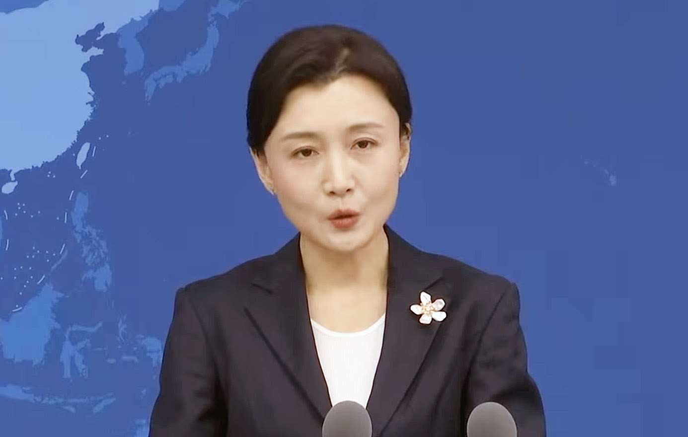 中國大陸國台辦3日重申舊調，表示反對台美任何形式的官方往來。圖為發言人張晗資料照。(翻攝國台辦記者會直播)
