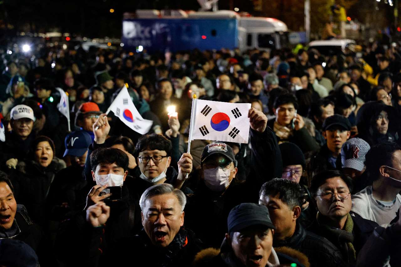 韓國緊急戒嚴事件已過1周年。圖為時任總統的尹錫悅宣布緊急戒嚴後，民眾聚集在國會外。資料照。