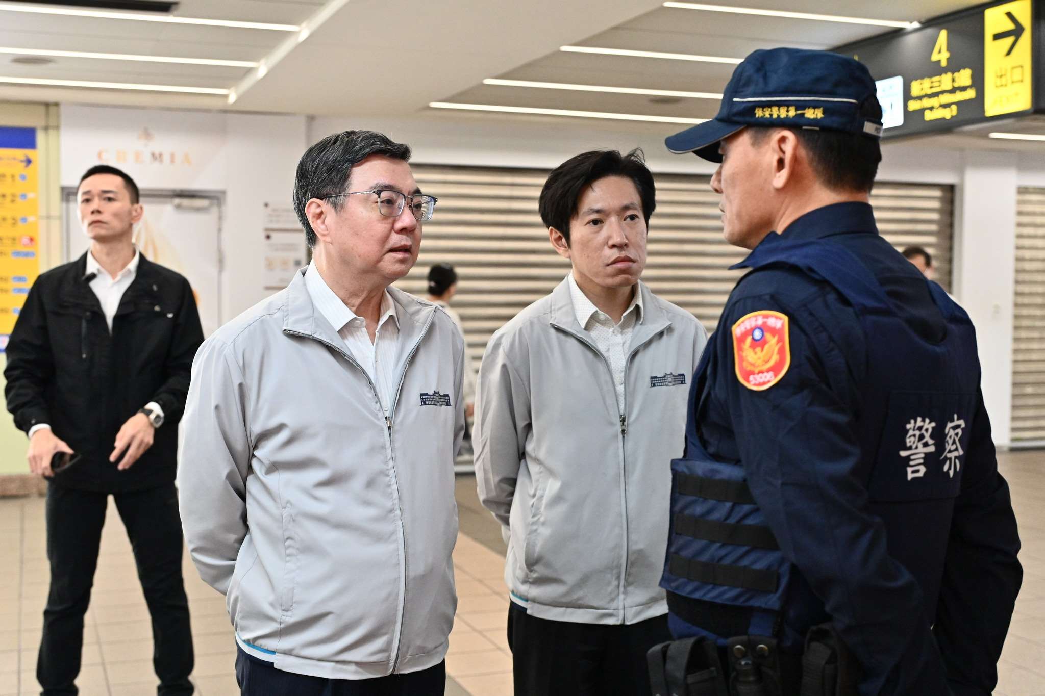 行政院長卓榮泰20日上午前往檢視北捷站體內的戒備情形及見警率。 (圖：行政院)