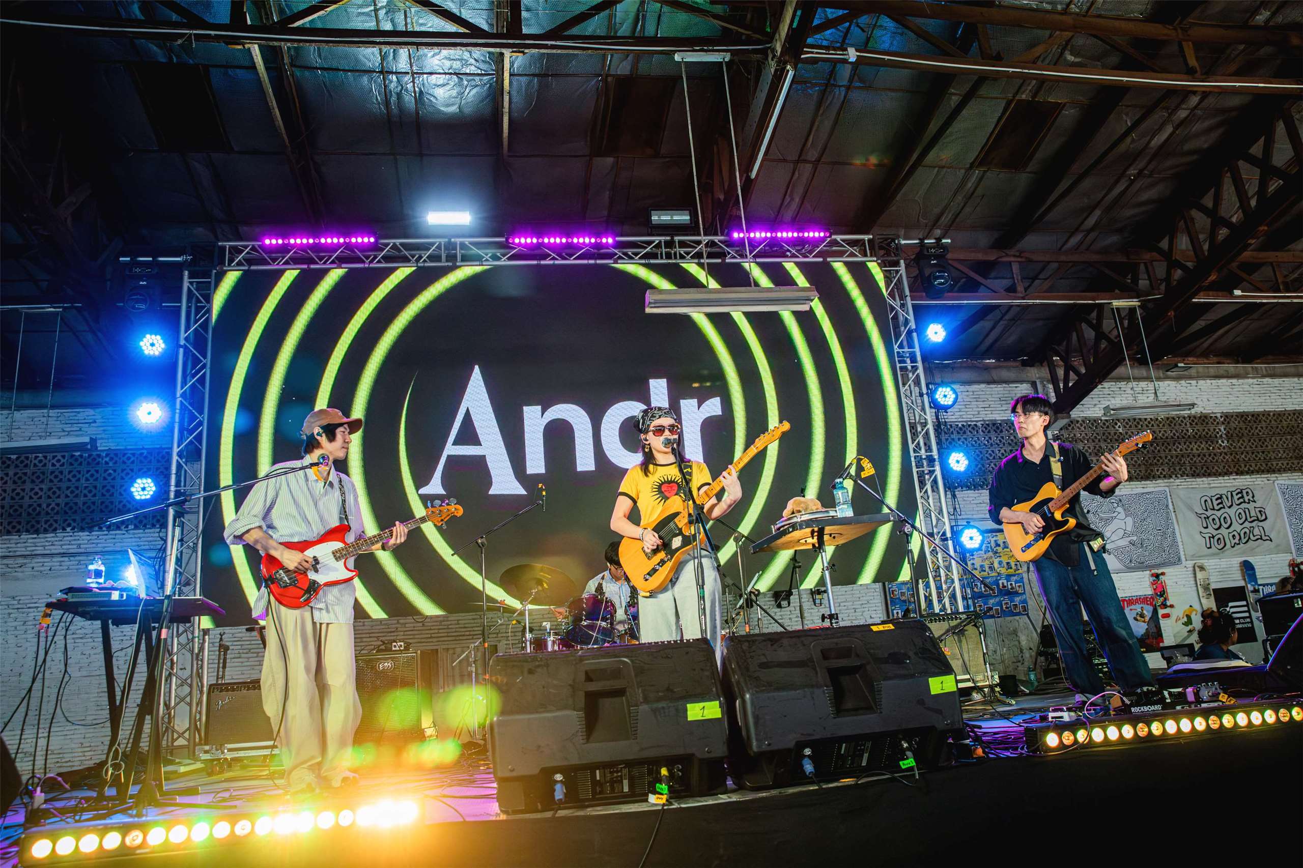 台流音樂想要打進非華語市場，產業思維政策必須即刻調整。圖為台灣音樂人Andr在清邁演出。(文化部影視局提供)