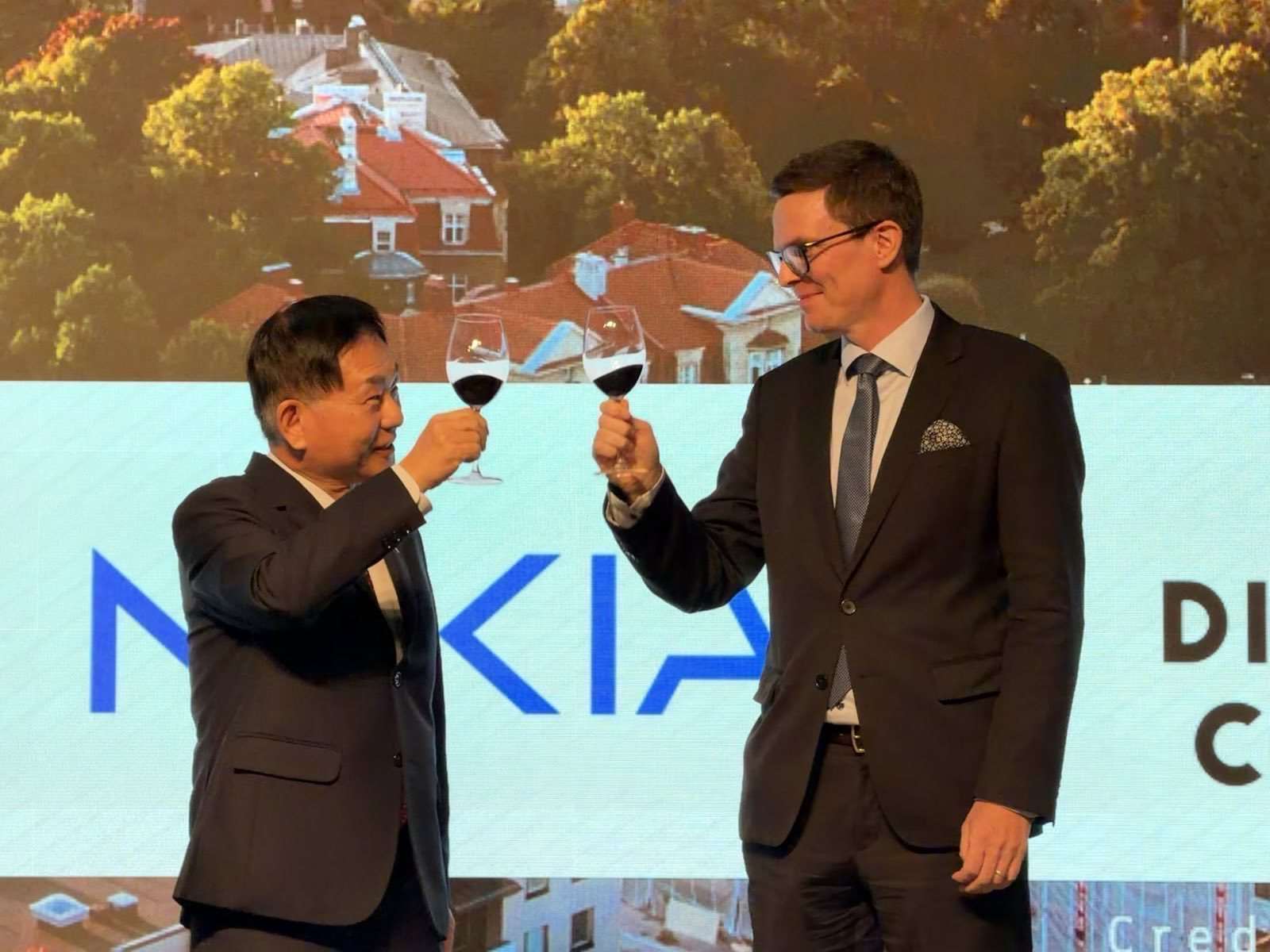 外交部常務次長葛葆萱(左)與芬蘭商務辦事處代表羅瑞(Lauri Raunio)(右)相互舉杯致意。(外交部提供)