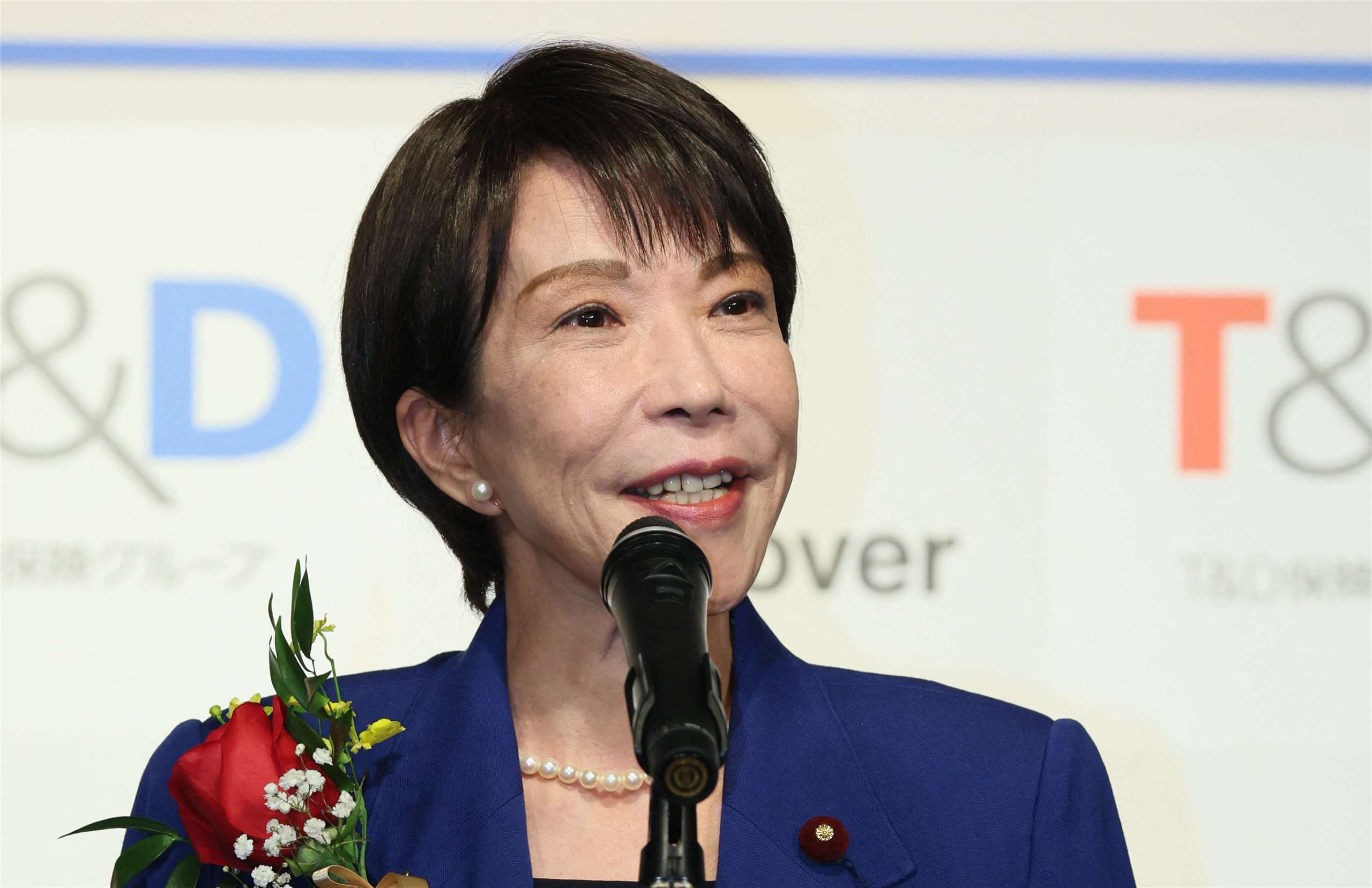 日本首相高市早苗關於「台灣有事」的言論，讓她人氣居高不下，完全不受中共打壓影響。圖為高市首相12月1日出席日本年度流行語大賞頒獎典禮。(AFP)