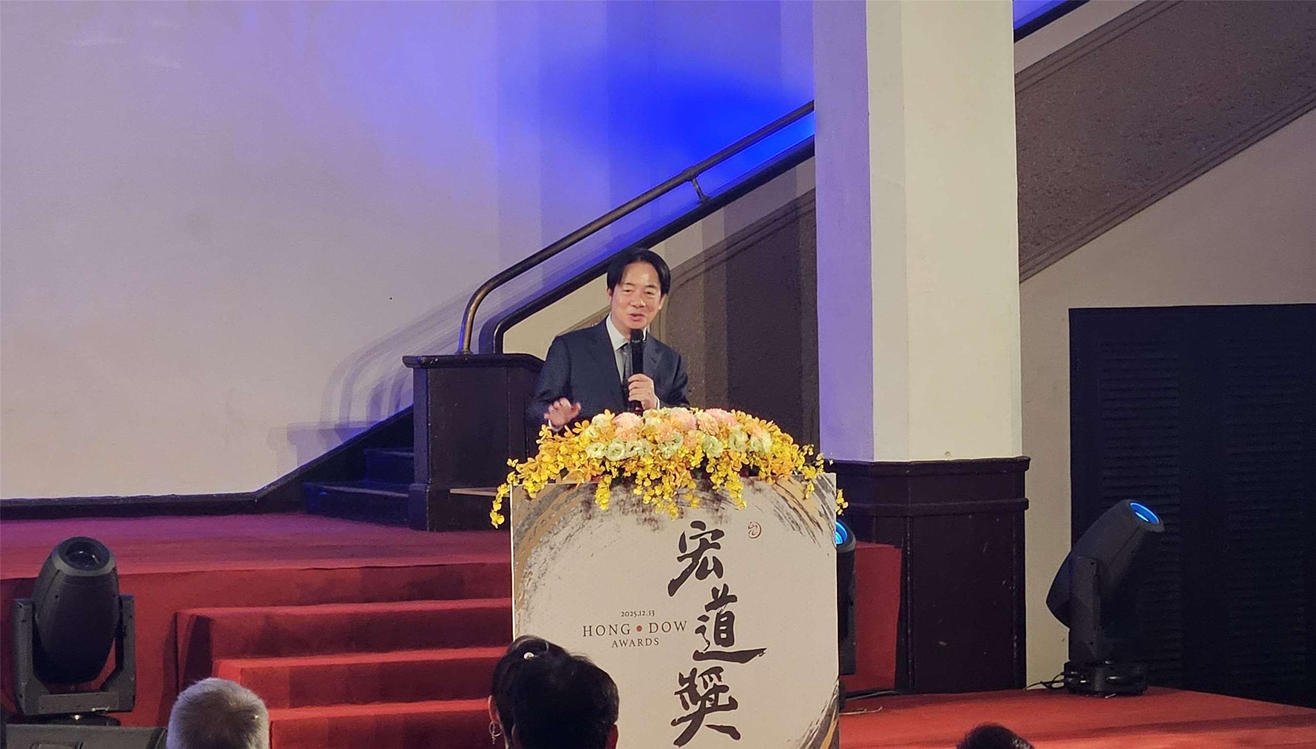 賴清德總統(左4)13日出席「2025年宏道獎頒獎典禮」。(劉品希 攝)