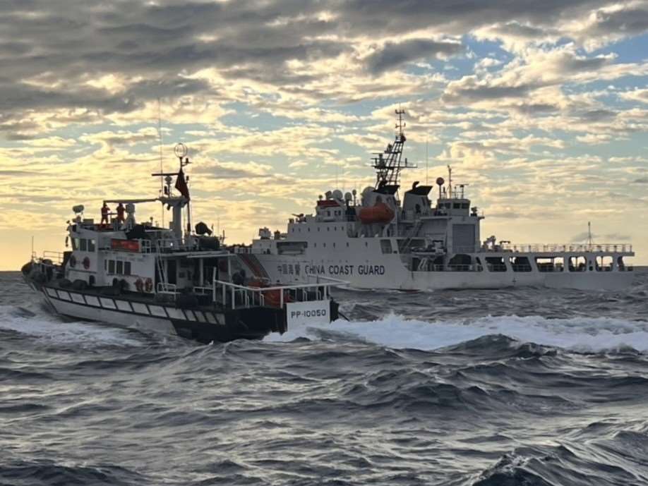 海巡署30日表示，已掌握共軍實彈操演落彈位置，均落在其演習劃設範圍內，無船舶或人員傷亡。圖為海巡PP-10050巡防艇30日併航監控中國海警船。(海巡署提供)