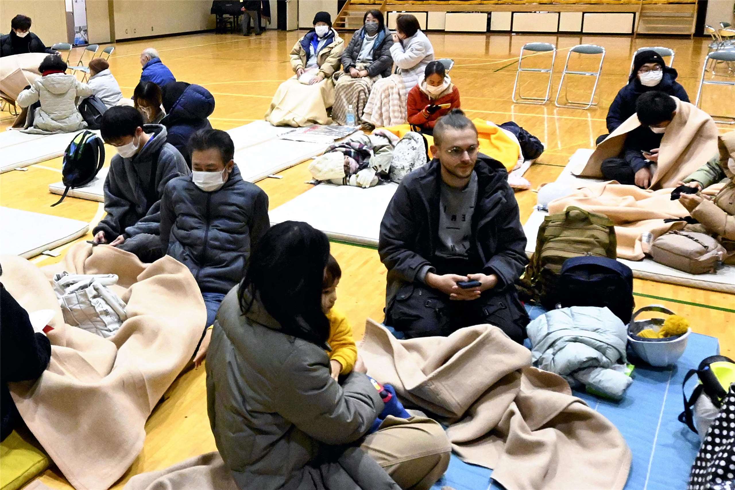 日本青森外海7.5強震深夜來襲，民眾寒冬中逃往避難所避難。