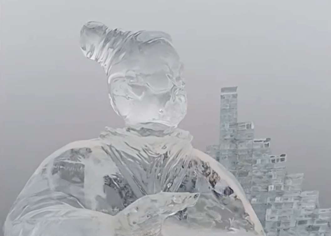 中國哈爾冰才開園3天的「冰雪大世界」內冰雕，因天氣氣溫升高，出現滴水情況。(翻攝新京報影片)
