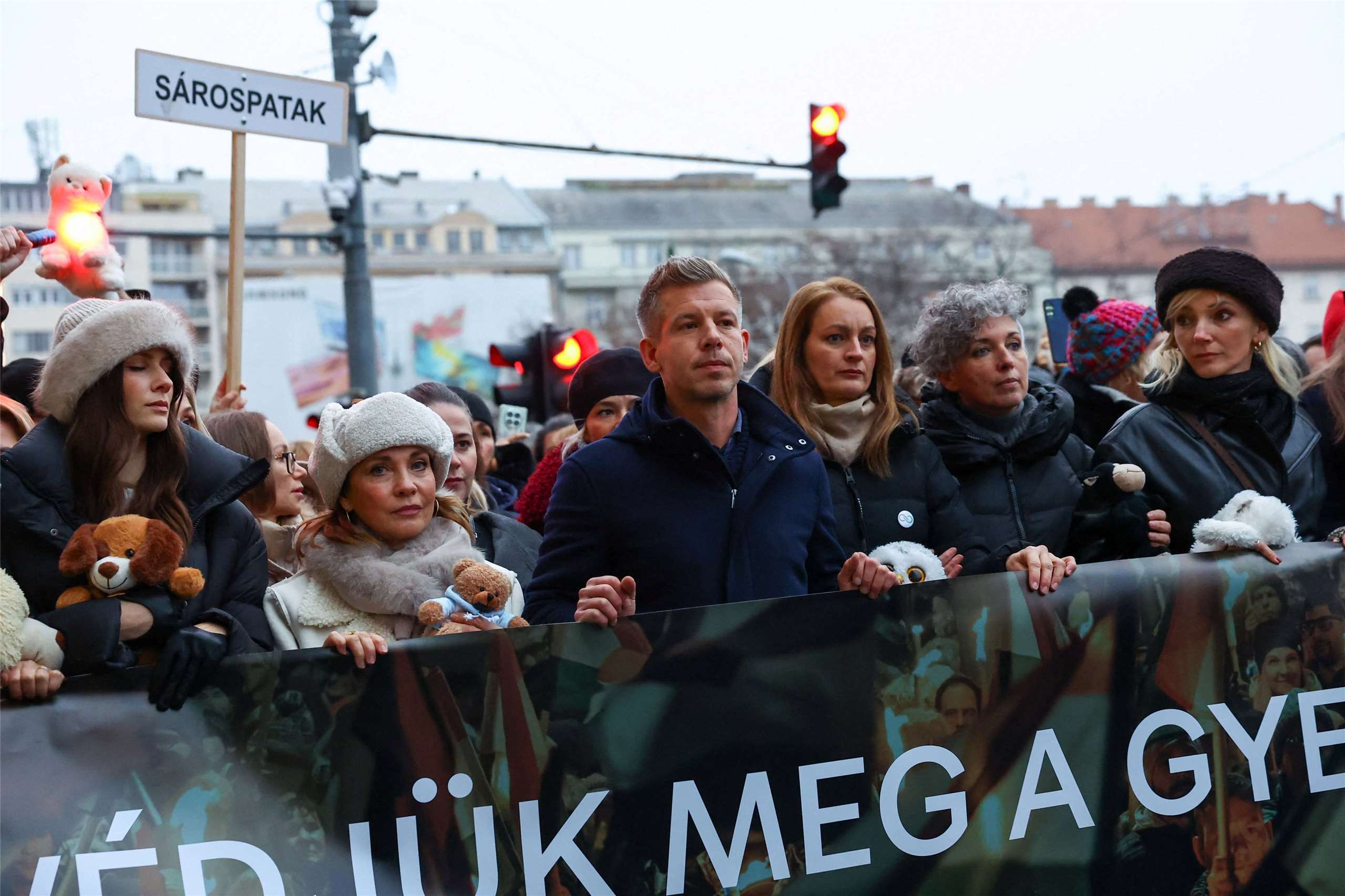 匈牙利萬人示威抗議，要求總理奧班為虐兒案不作為下台。