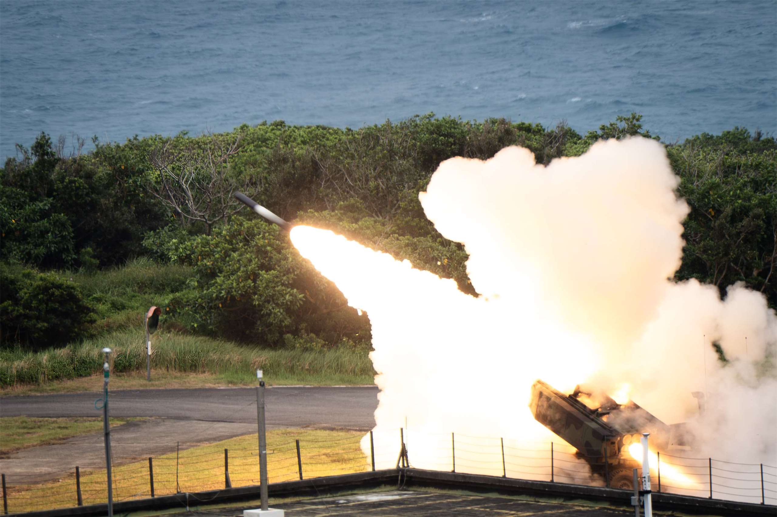 國防部18日公布最新對美軍購項目。學者認為，雖然外界都較觀注海、空戰力提升，但陸上兵力是防衛作戰的最後關鍵，相關武器到位將成為陸軍戰力的最後一塊拼圖。圖為海馬士精準打擊系統進行射擊訓練。(楊仁翔 攝)