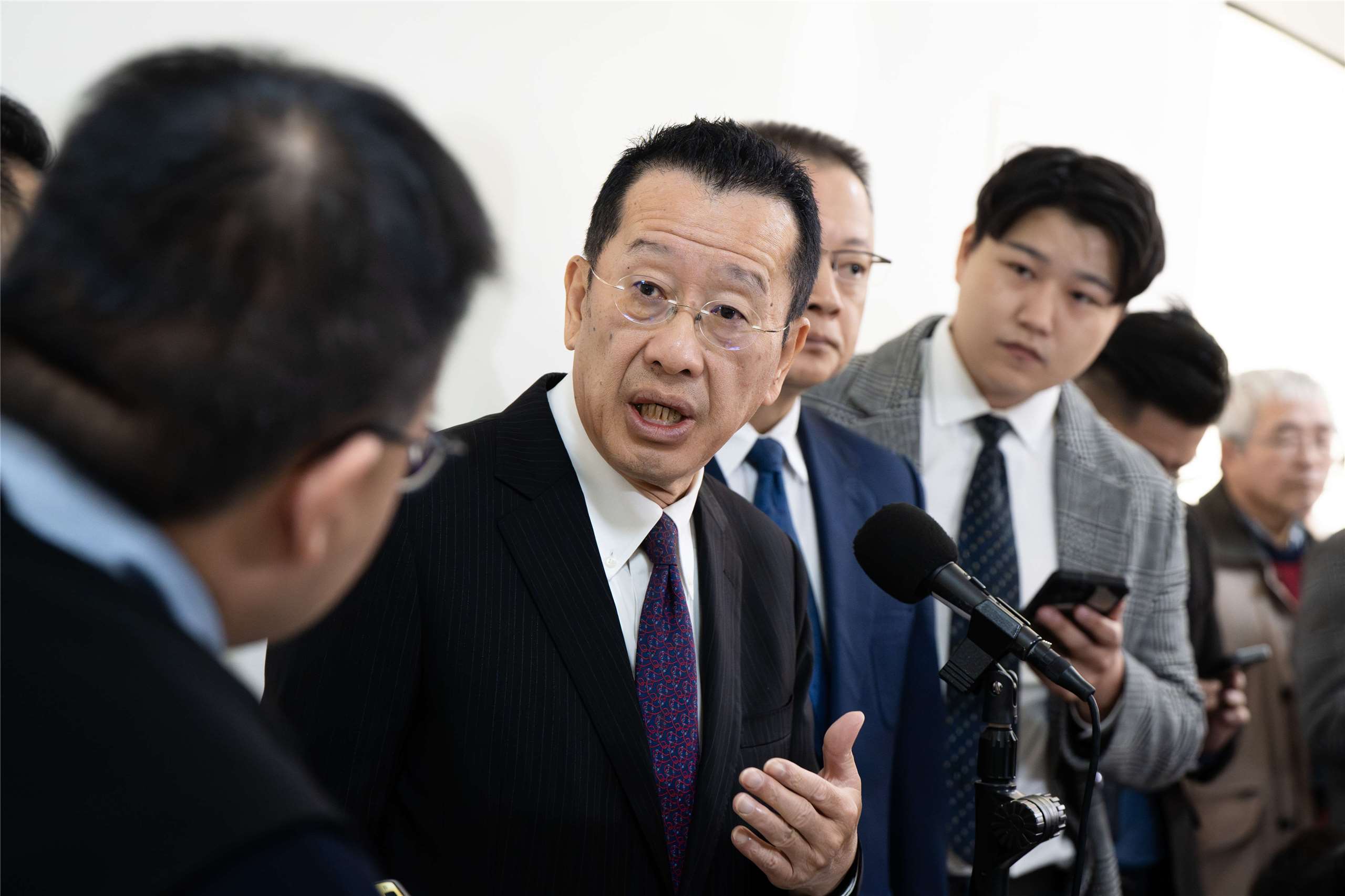 國防部長顧立雄15日在立法院受訪表示，國防採購的重點重點是最後能否履約、軍方權益能否維護，而非去計較貿易商的資本額或公司名稱。(楊仁翔 攝)