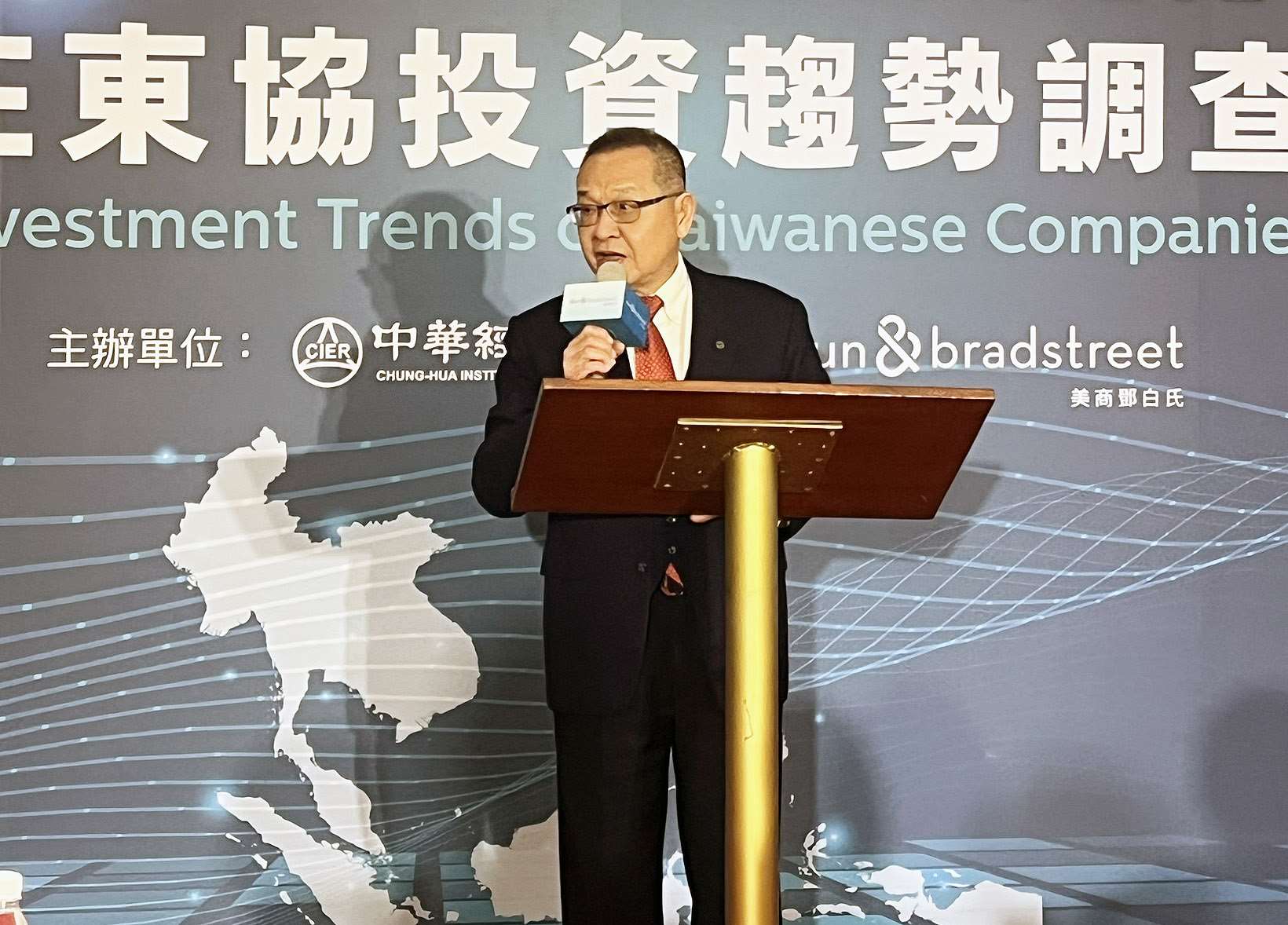 中經院董事長曹添旺指出，在地緣政治緊張與全球供應鏈調整下，東協已成為台商海外投資的重要地區。(蔡芃敏攝)