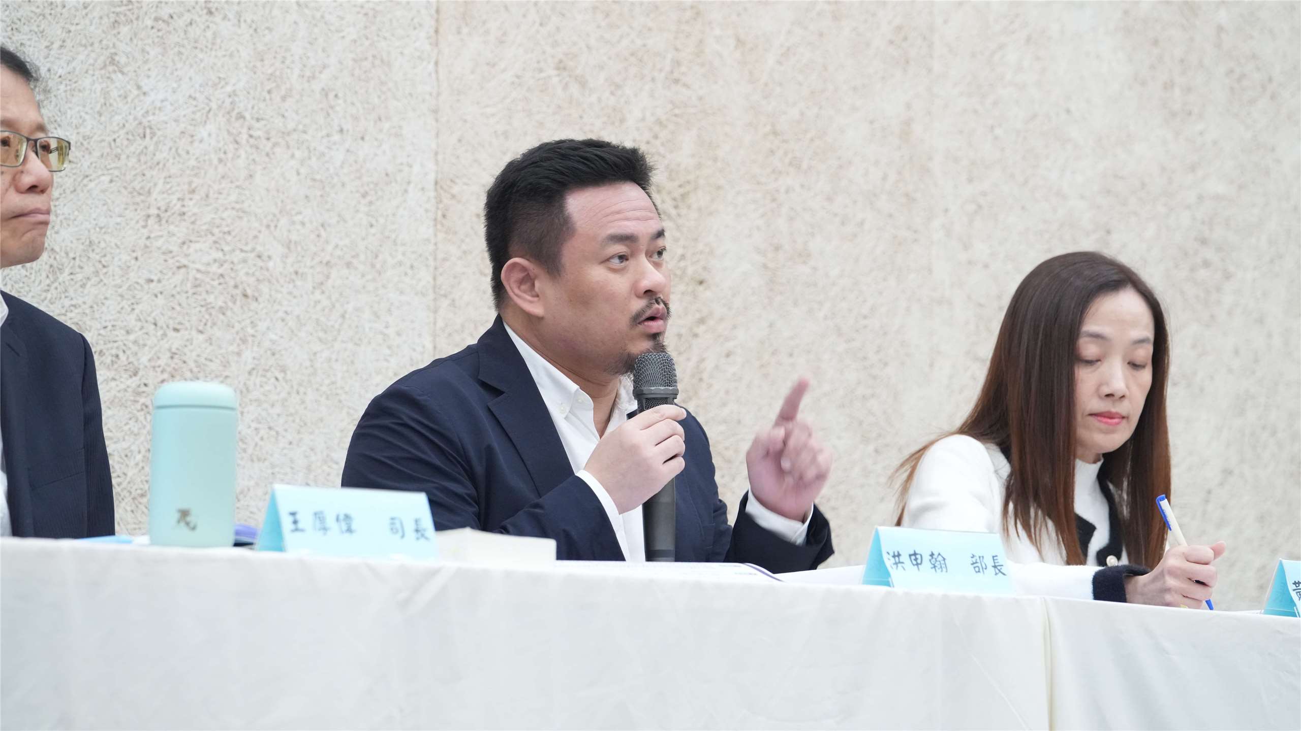 勞動部長洪申翰今天(26日)透露明年勞動部工作重點，包括育嬰留停津貼7個月、薪資面議門檻擬以最低工資倍數為主。(勞動部提供)