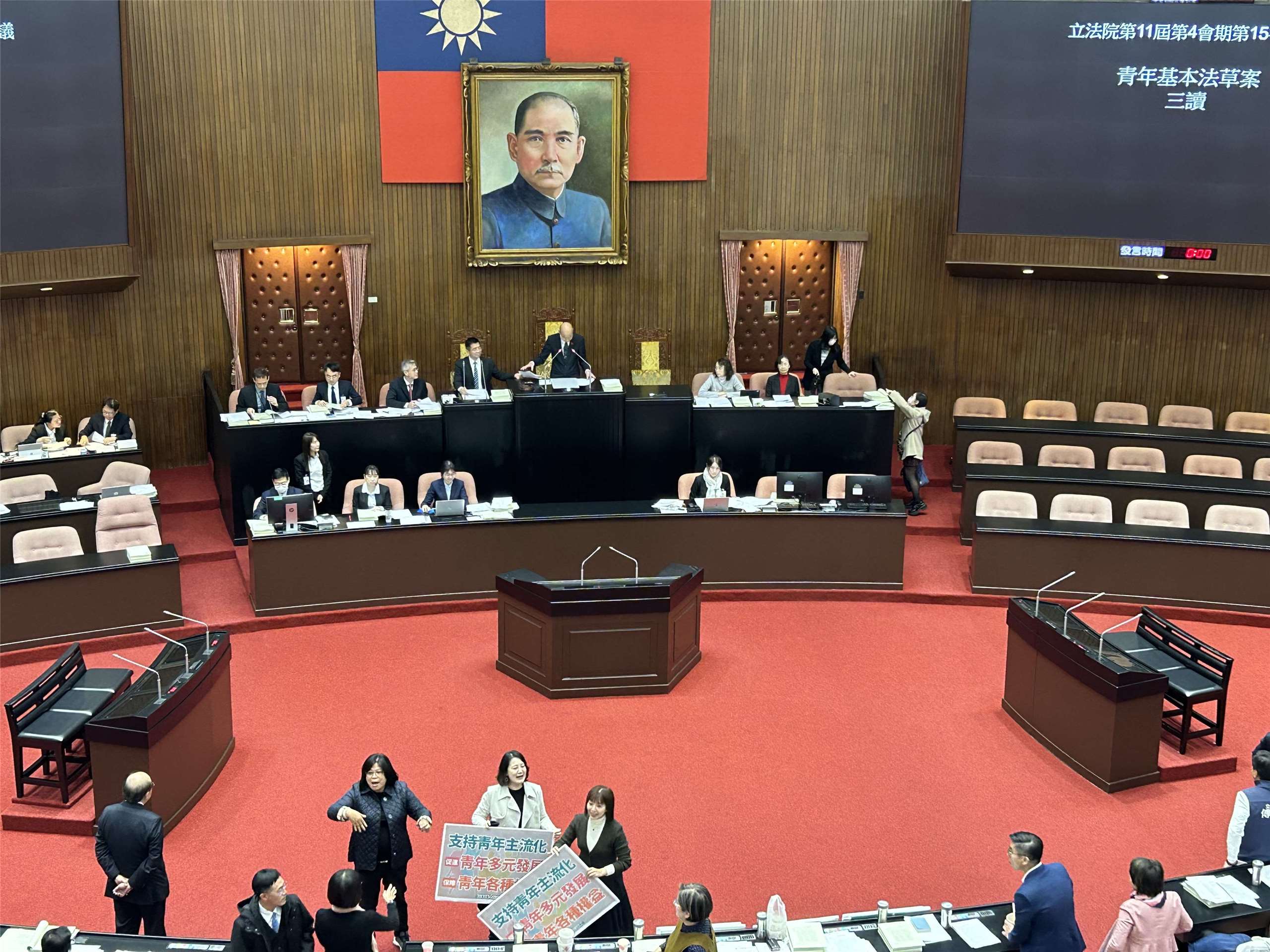 立法院會今天(26日)三讀通過「青年基本法」。(趙婉淳 攝)