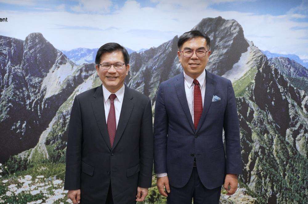 環境部長彭啓明(右)與外交部林佳龍(左)17日共同主持「碳權合作推動會議」。(取自環境部官網)